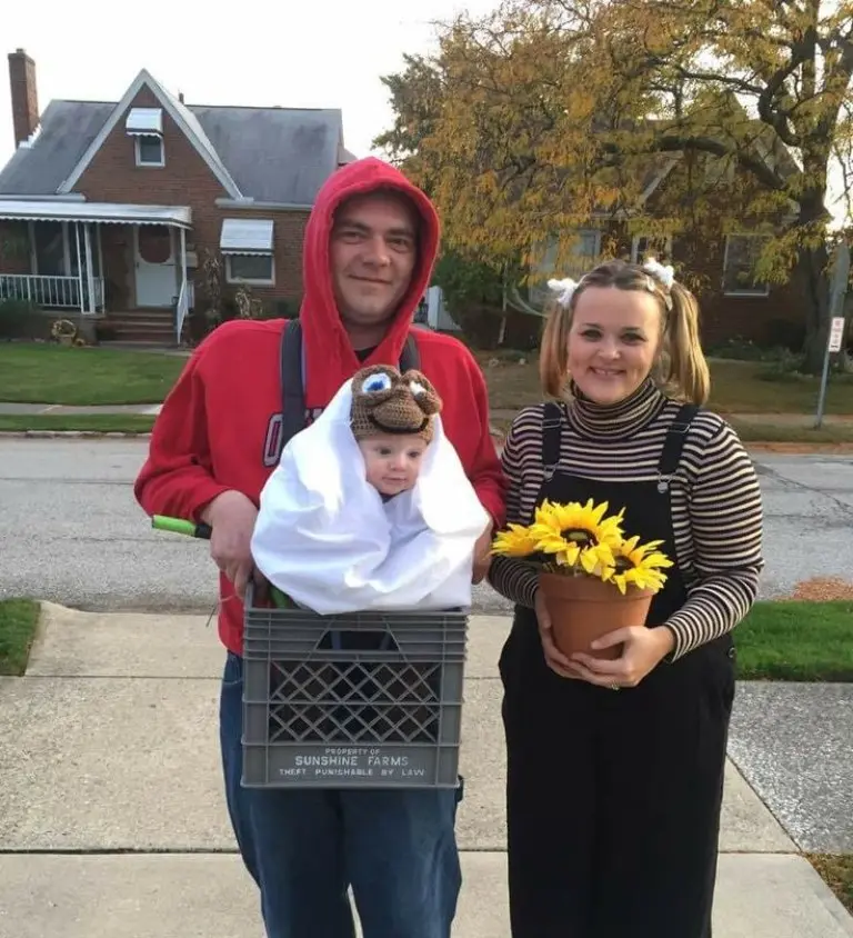 family dressed as et and elliott red hoodie casual clothes baby wrapped in white blanket with et hat 10