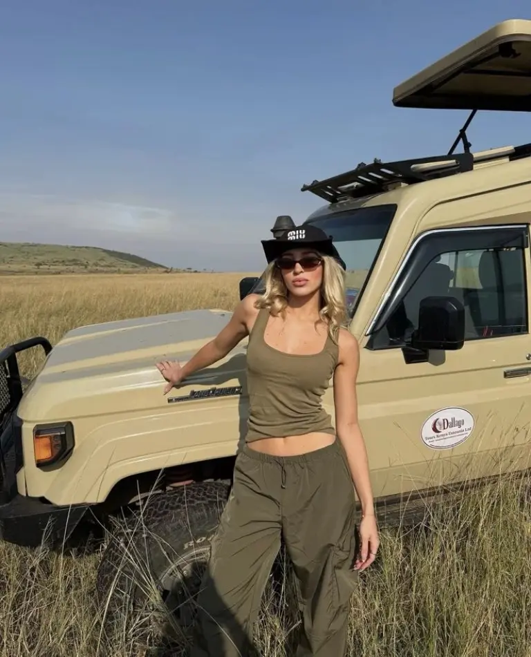 olive crop top high waisted cargo pants black safari hat sunglasses grassland outfit 5