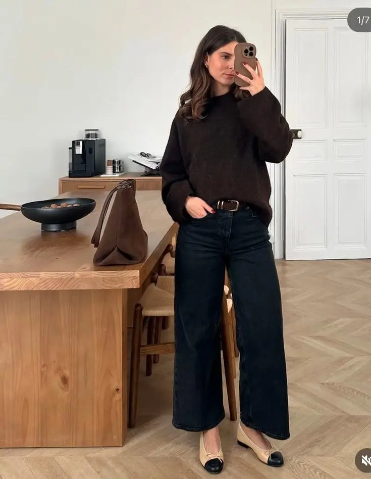 woman in dark brown oversized crewneck sweater black wide leg jeans tan and black two-tone cap-toe ballet flats dark brown suede tote bag tan leather belt mirror selfie fall work outfit 15