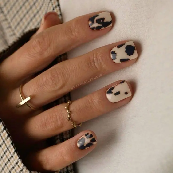 short square nails cool-toned tortoiseshell ivory cream base dark navy black patches matte finish photo 3