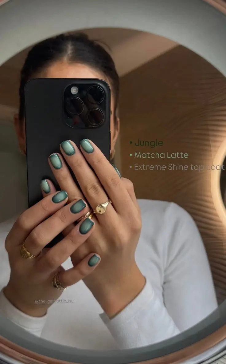 short square nails forest green to sage ombré gradient gel two-tone aura manicure high gloss finish photo 4