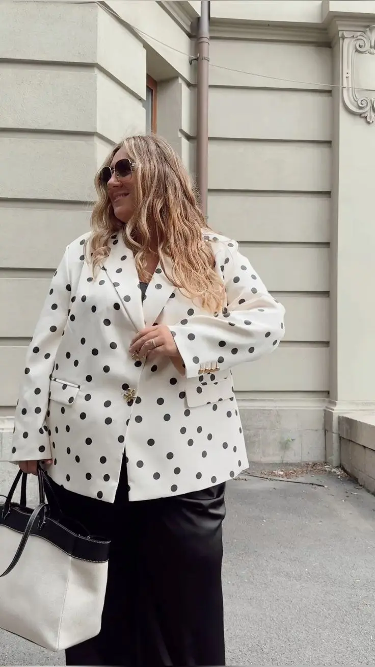 Plus size fashion blogger in plaid longline blazer, ribbed turtleneck, ankle boots, autumn park setting