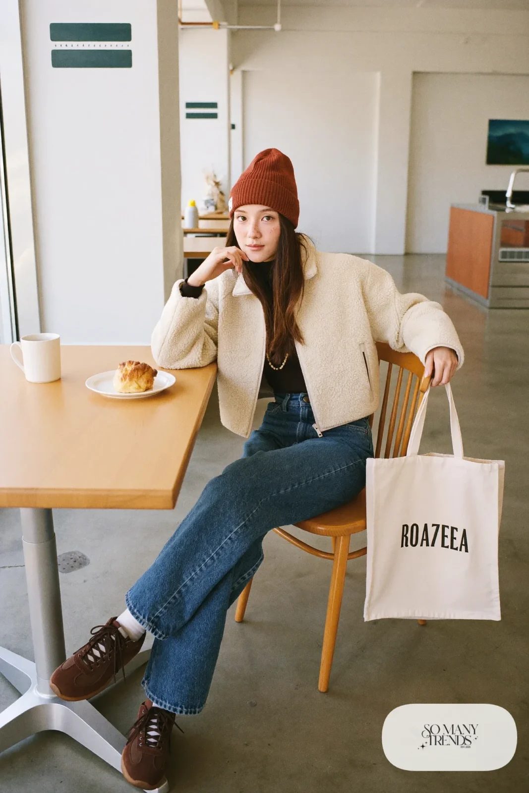 cream fleece jacket black turtleneck straight blue jeans brown suede sneakers rust beanie tote bag outfit 10