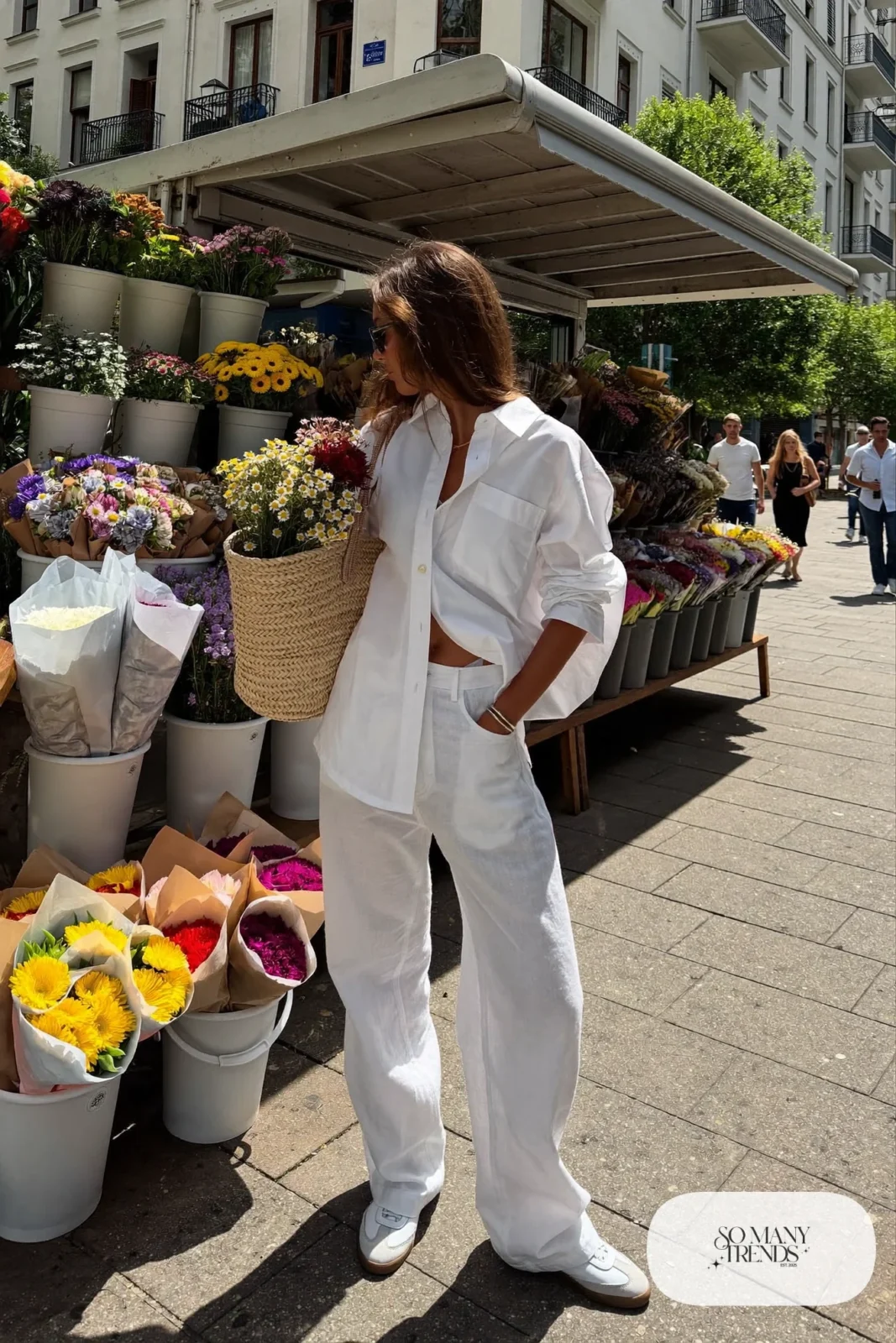 woman in white oversized shirt, wide-leg pants and white sneakers outfit 16