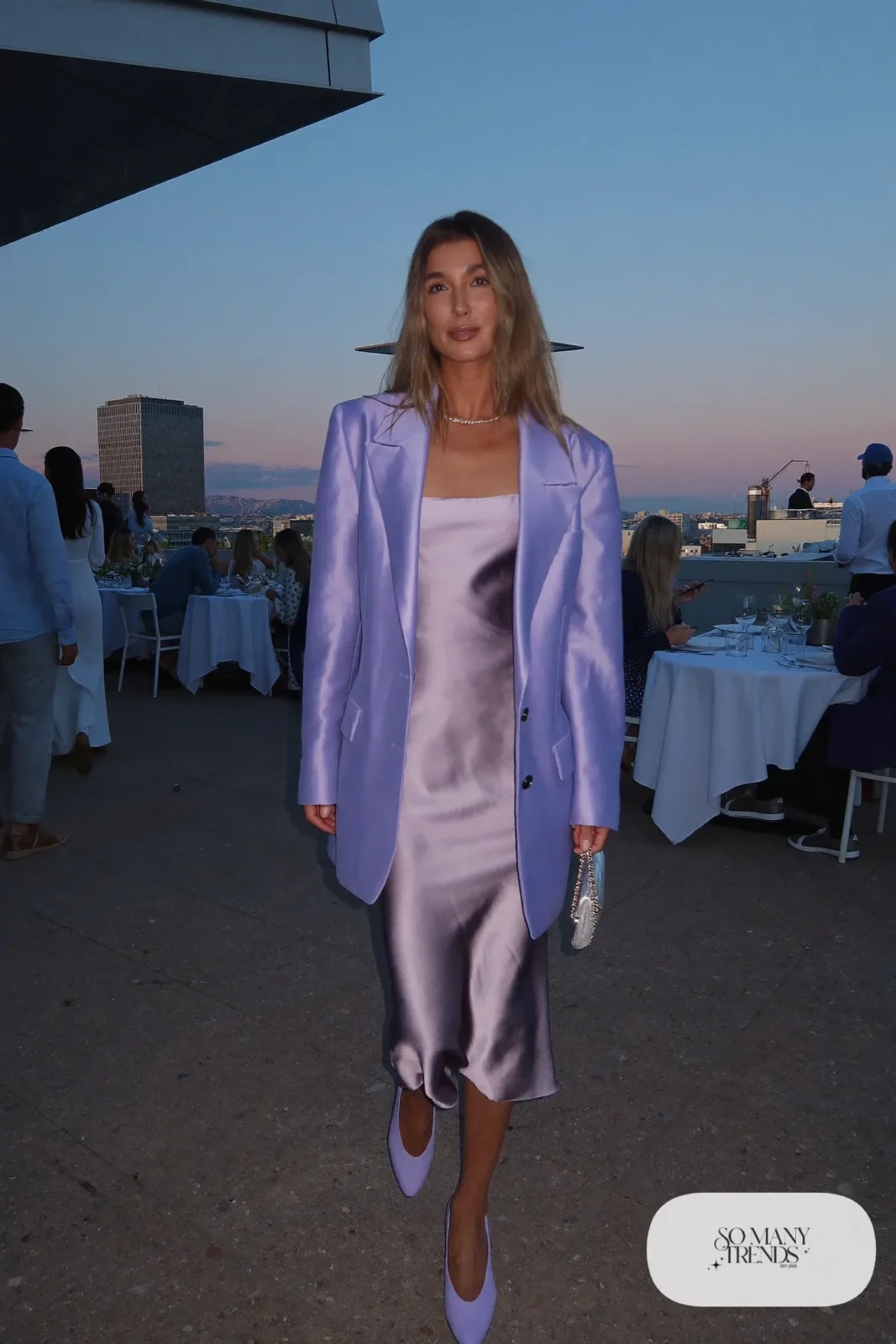 woman in lilac satin slip dress, oversized lilac blazer and slingback pumps outfit 18
