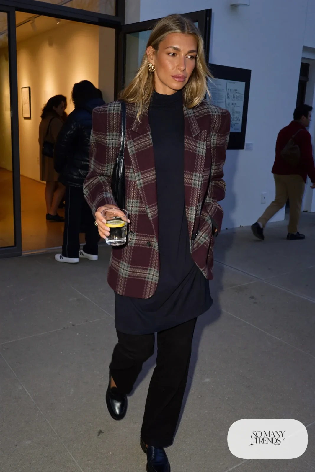 burgundy and gray plaid oversized blazer, black turtleneck, black straight pants, black loafers outfit 20