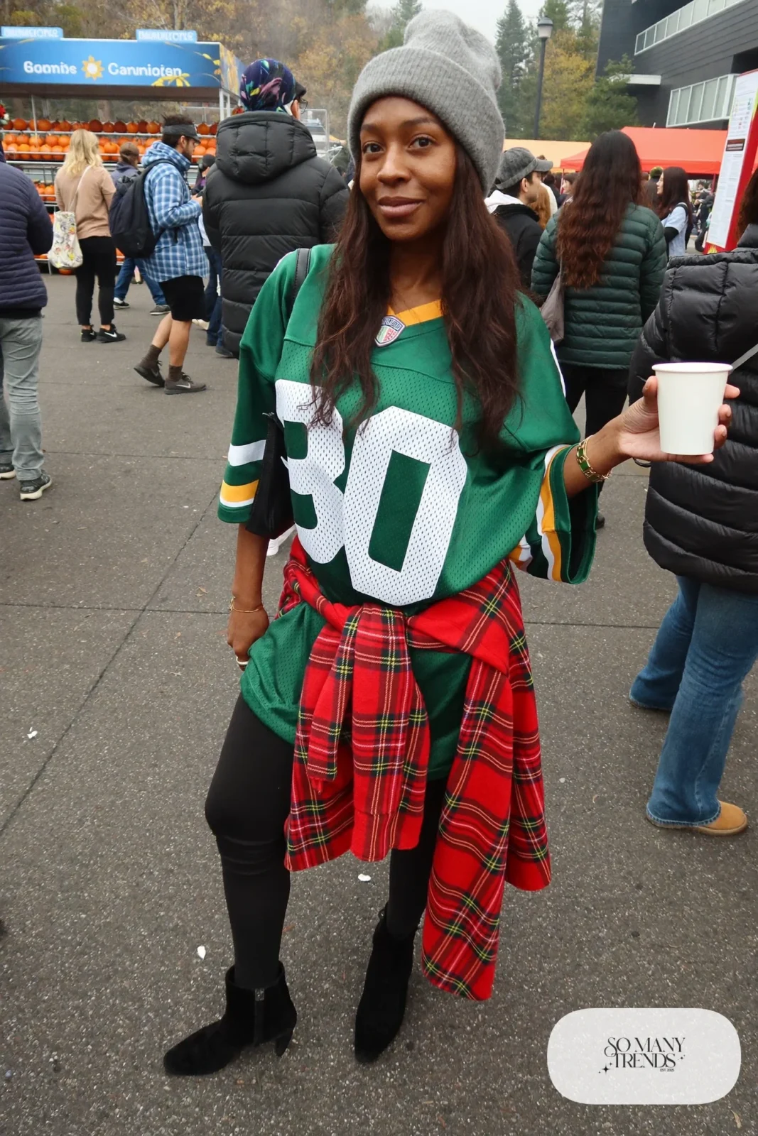 green football jersey black leggings oversized flannel tied waist black ankle boots beanie outfit 22
