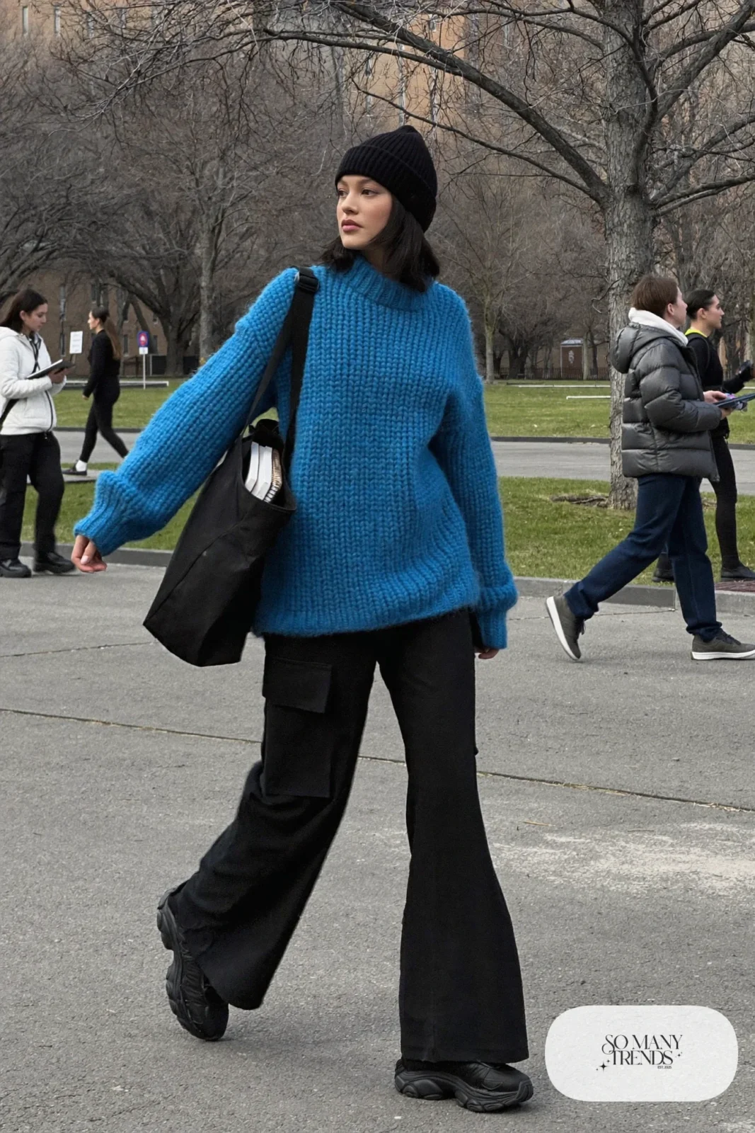 oversized cobalt blue chunky knit sweater black wide-leg cargo pants black sneakers canvas tote outfit 3