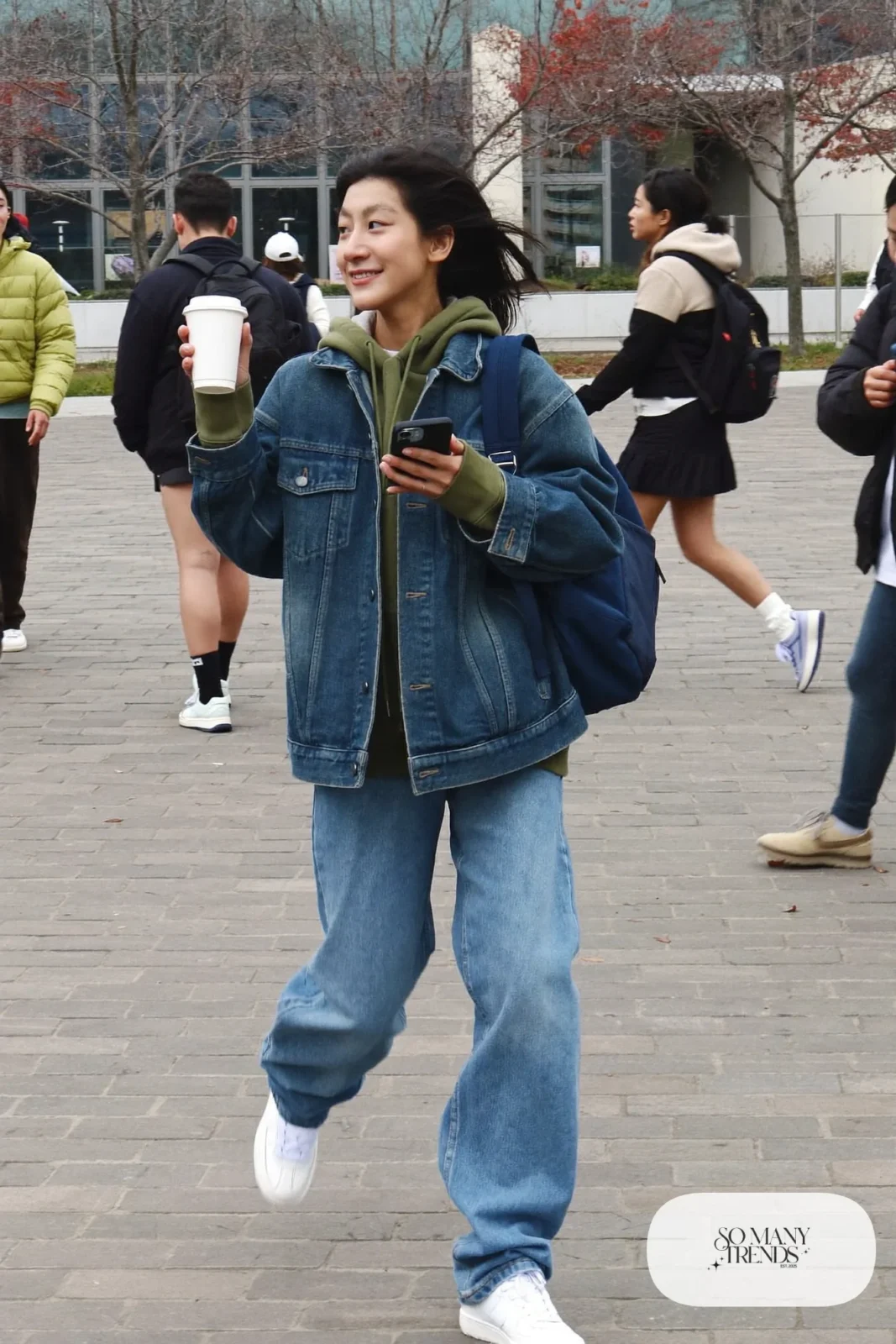 oversized denim jacket olive hoodie black leggings straight jeans white sneakers outfit 10