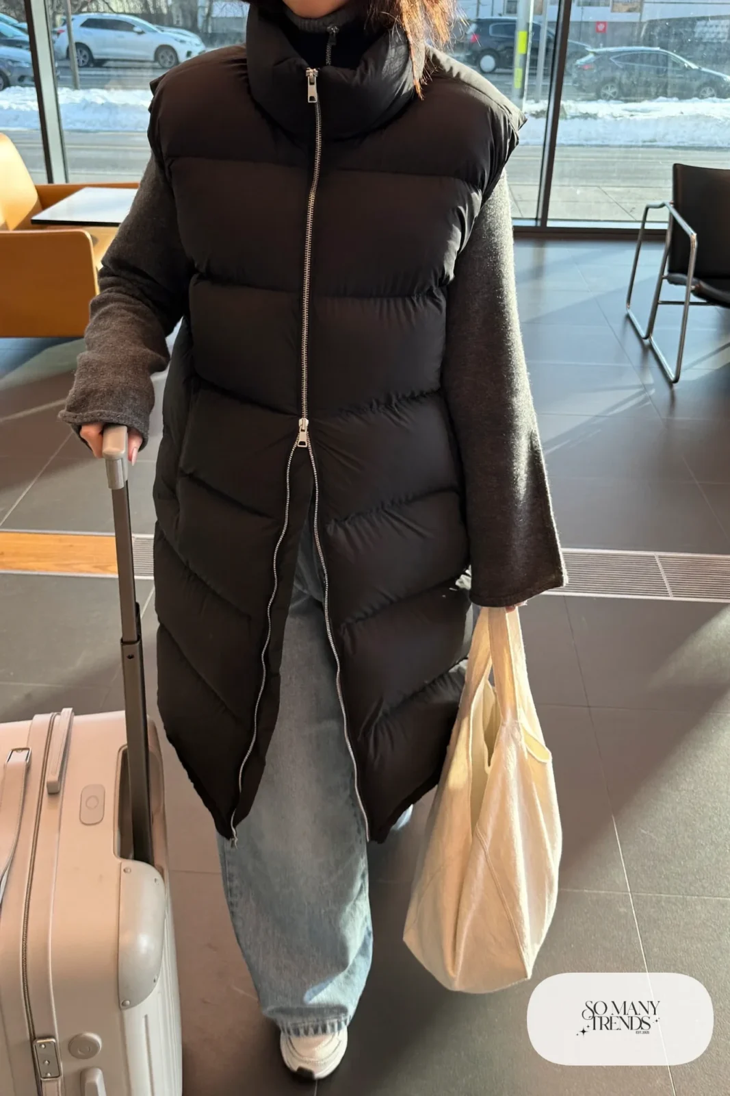black puffer vest charcoal turtleneck wide-leg jeans white sneakers tote bag outfit 19