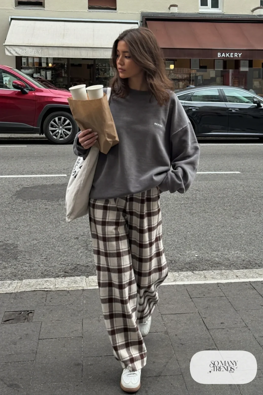 oversized gray sweatshirt gray black plaid flannel wide-leg pants white sneakers tote outfit 25