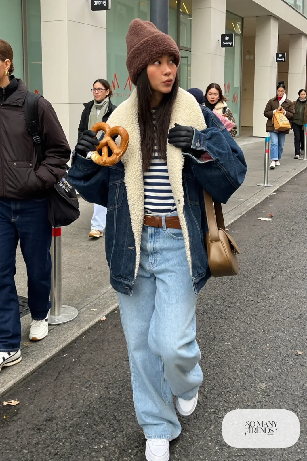 sherpa collar denim jacket wide-leg jeans striped long-sleeve tee chunky belt sneakers beanie outfit 8