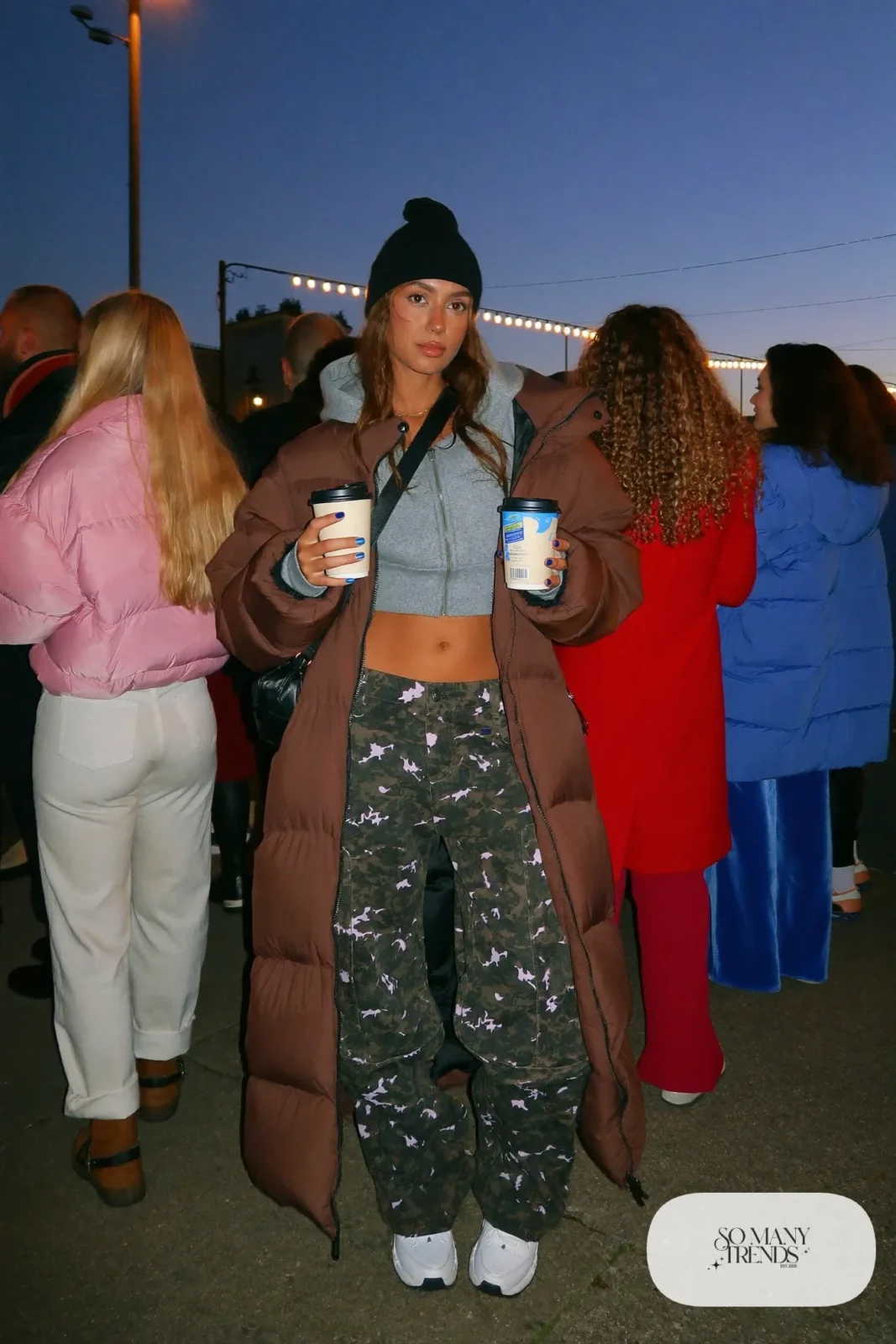 green camo cargo pants gray cropped hoodie black puffer jacket sneakers crossbody bag beanie outfit 9