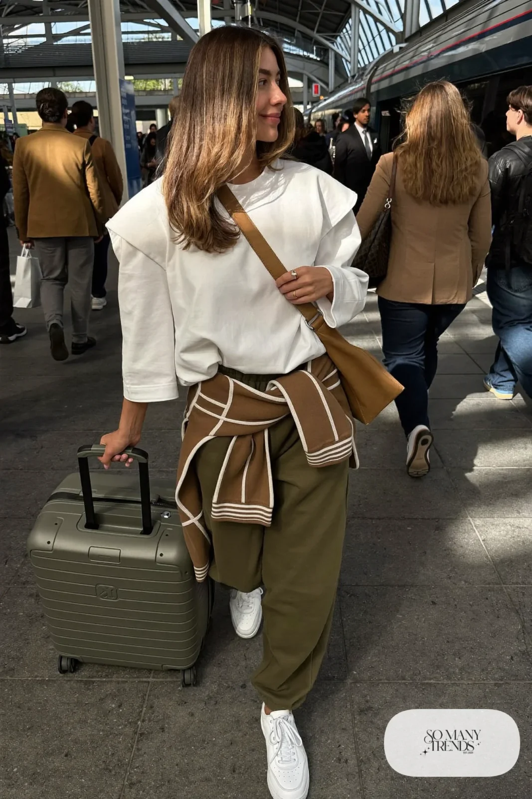 olive twill joggers white boxy tee white sneakers light jacket crossbody bag outfit 25