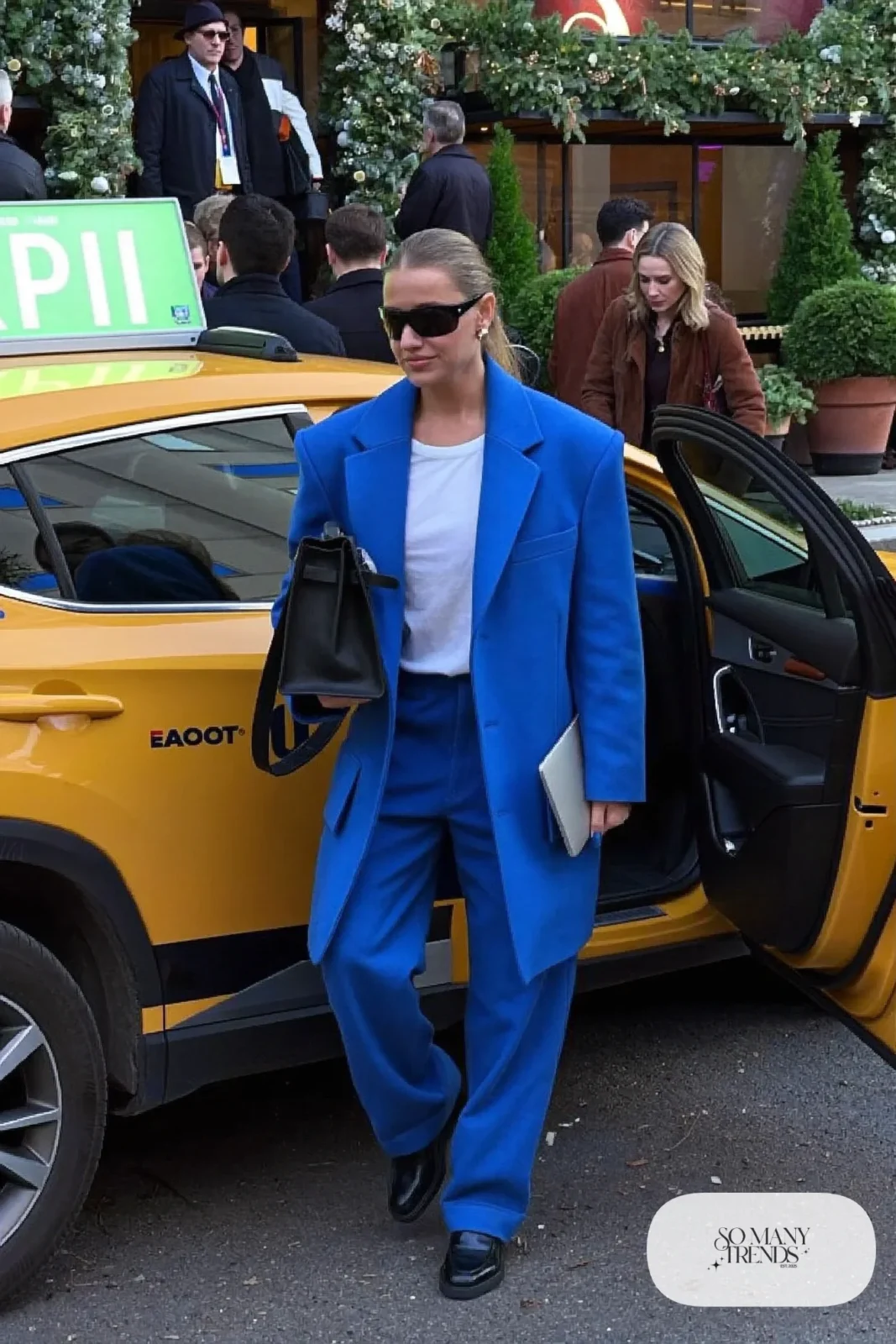 cobalt blue blazer matching straight pants white fitted tee black loafers leather bag outfit 9