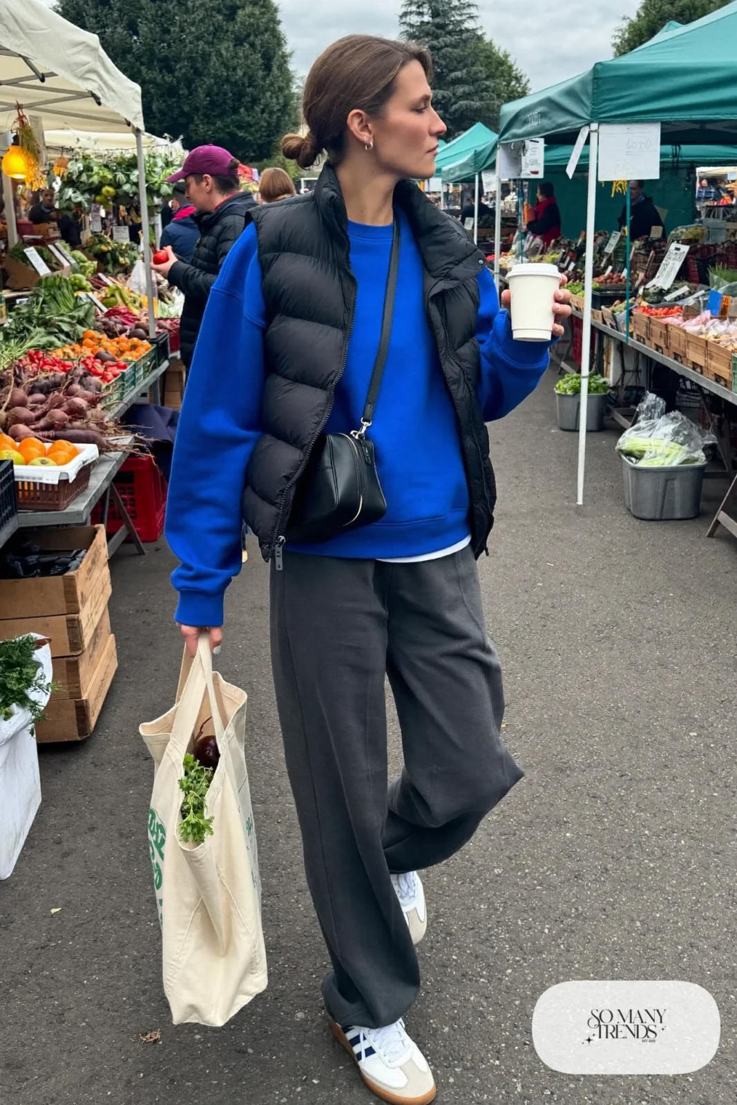 cobalt blue oversized sweatshirt gray wide joggers white sneakers black puffer vest crossbody bag outfit 27