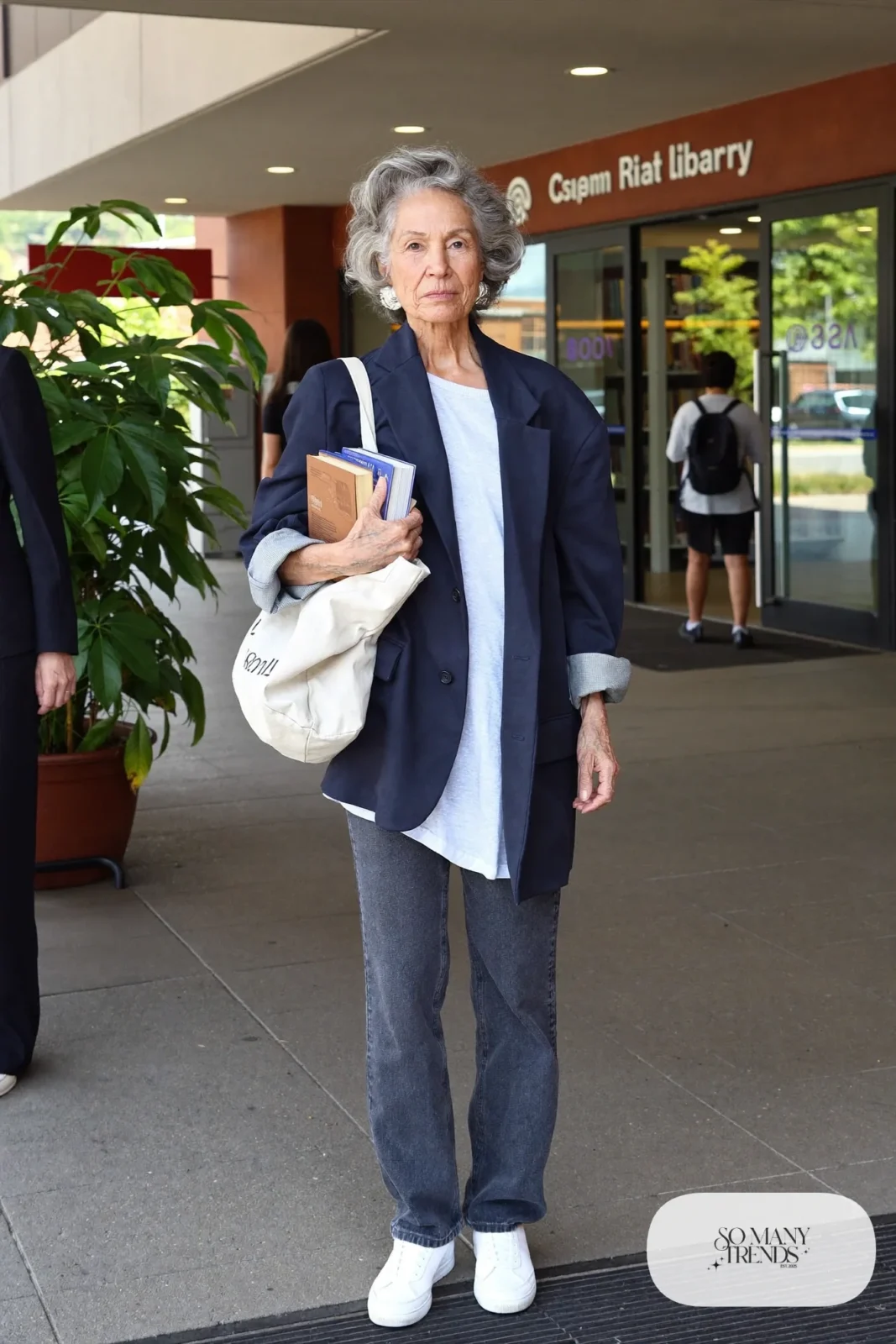 relaxed navy blazer with gray tee, gray jeans, white leather sneakers and tote outfit 19