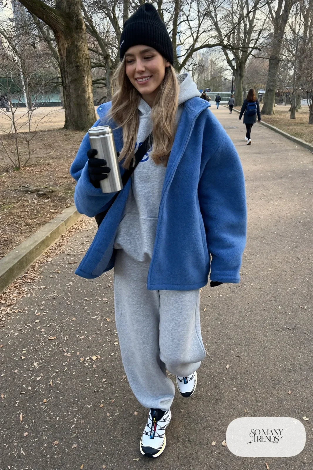 cobalt blue boxy fleece jacket, heather gray hoodie, gray wide-leg sweatpants, white Salomon XT-Whisper sneakers outfit 3