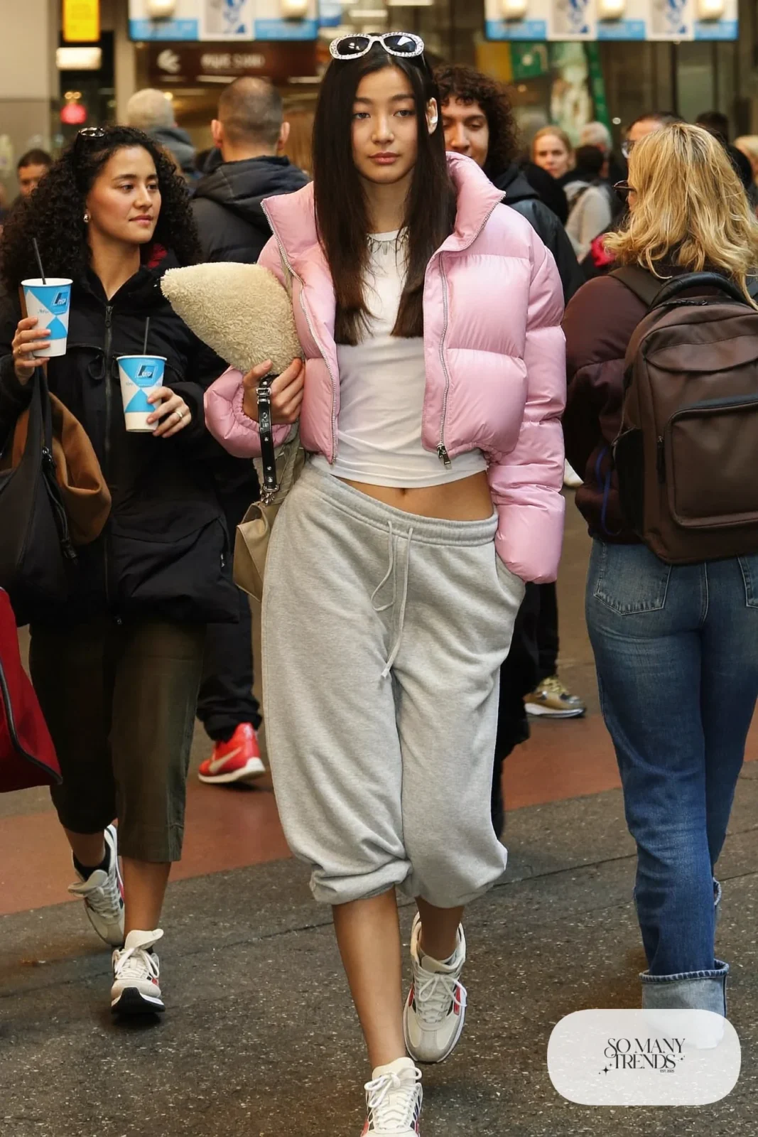 baby pink cropped puffer jacket gray capri sweatpants white baby tee retro sneakers outfit 14