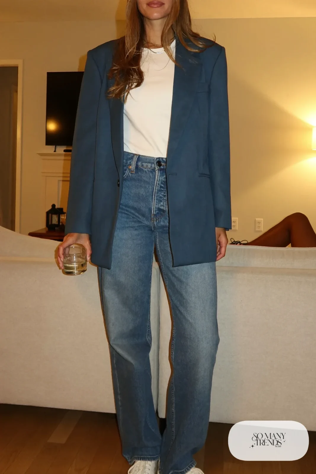 cobalt blue oversized blazer white tee straight blue jeans white sneakers silver necklace outfit 28