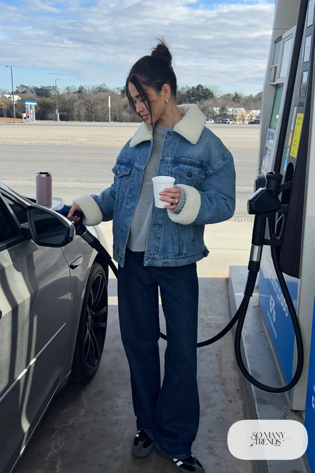 Denim jacket with shearling collar, gray sweater, dark wide-leg jeans and black Adidas Samba sneakers, outfit 15