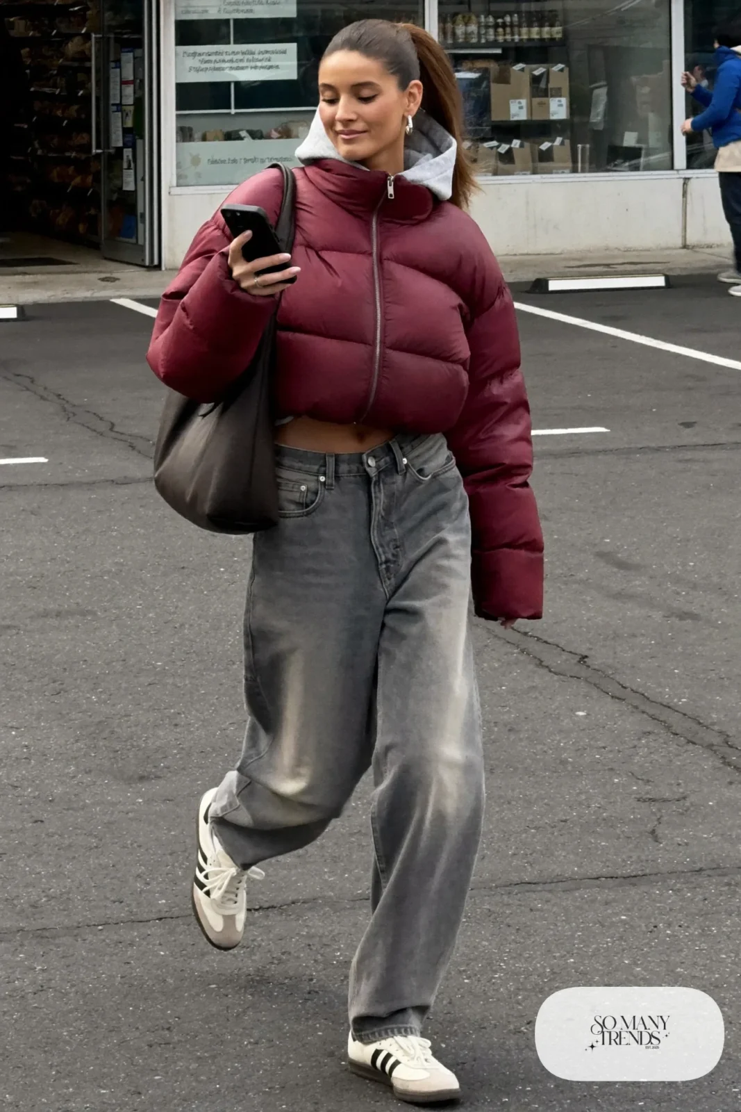 Cropped burgundy puffer jacket, gray hoodie, gray wide-leg jeans and cream Adidas Samba sneakers, outfit 25