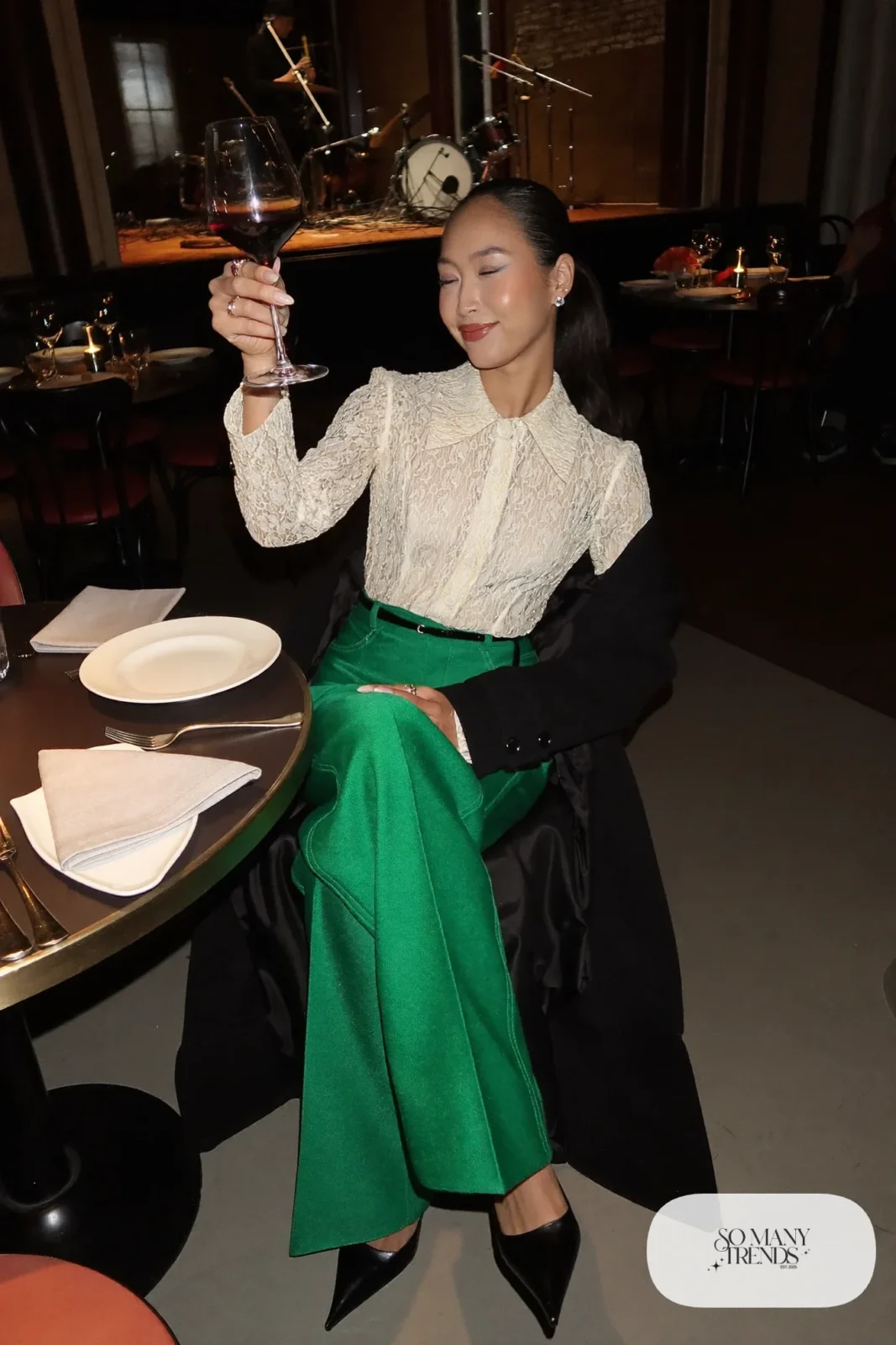 Pearl lace blouse with emerald wide-leg trousers, thin belt and pointed black heels, outfit 23
