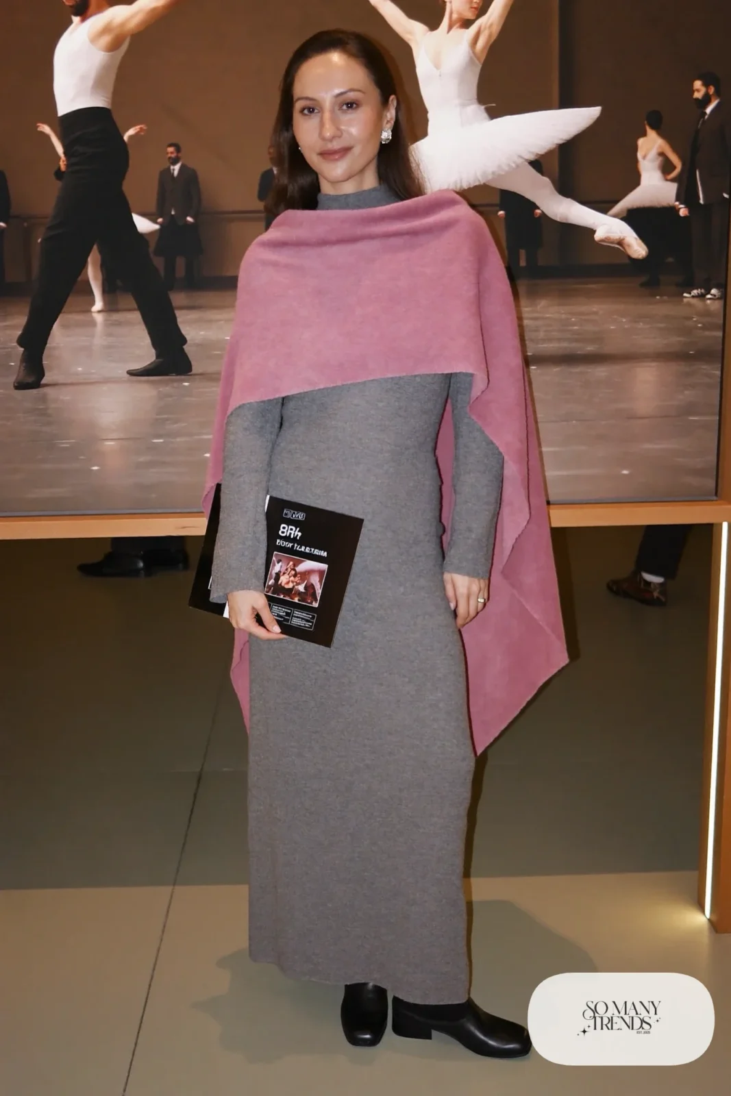 Woman in a gray knit maxi dress, dusty pink pashmina and black low-heel ankle boots, theater outfit 29
