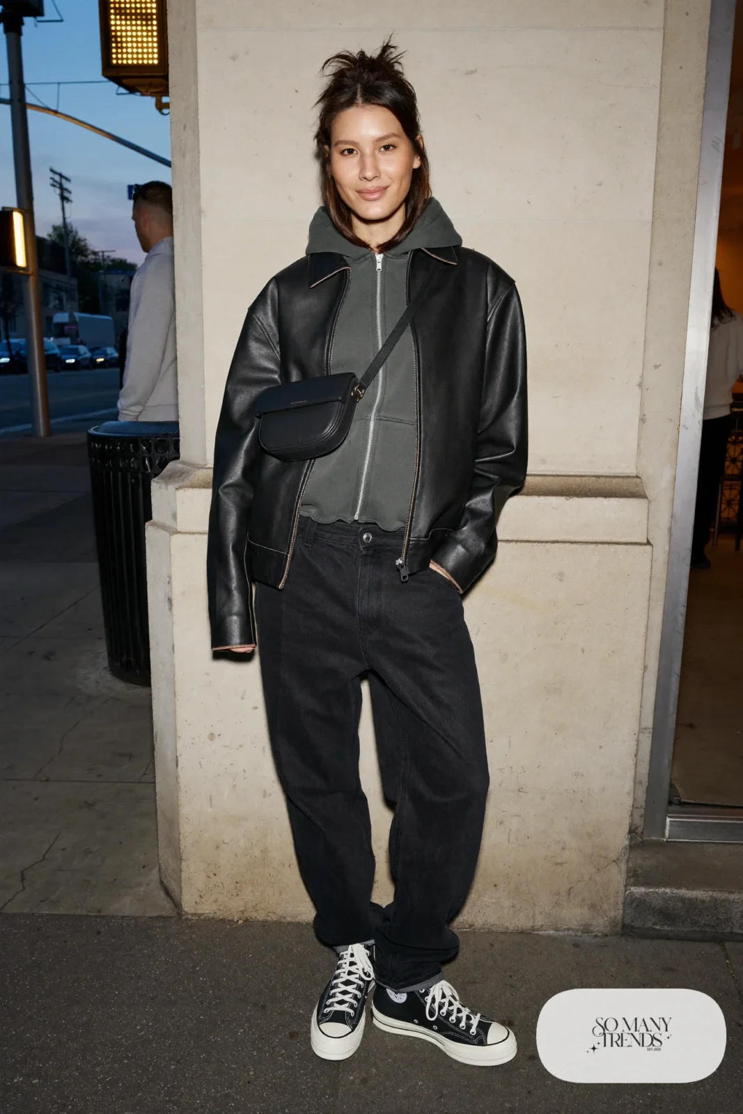Woman in a black leather jacket, charcoal hoodie, dark baggy jeans and black Converse Run Star Hike platform sneakers - outfit 3