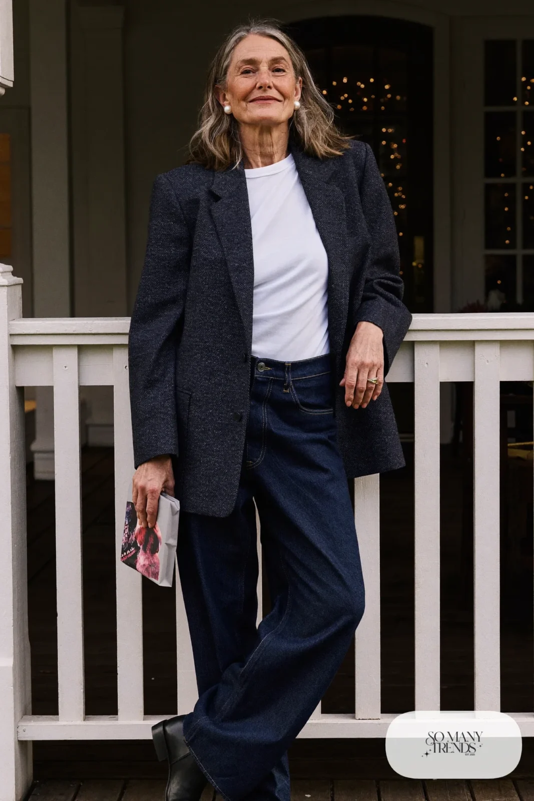 Woman over 50 in a long navy blazer, white tee, dark indigo wide-leg jeans and black ankle boots, Christmas outfit 5