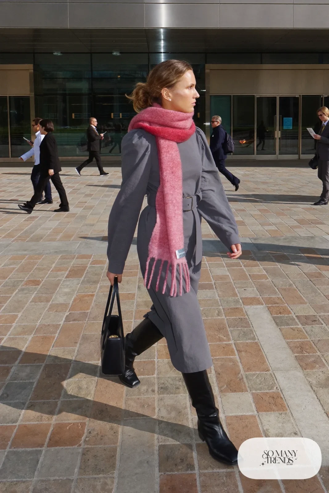 Woman in a gray long-sleeve shirt dress, pink wool scarf, black opaque tights and black ankle boots, outfit 22