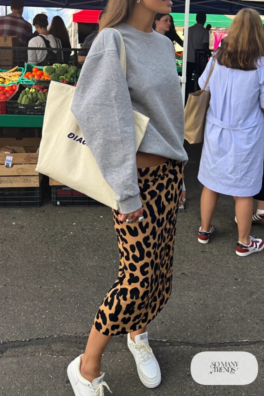 Woman in a gray boxy sweatshirt, leopard print slim midi skirt and white low sneakers with a canvas tote, outfit 21