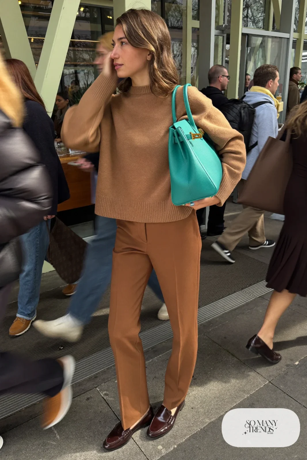 Woman in a camel knit, camel straight pants, brown loafers and a turquoise leather bag, outfit 27