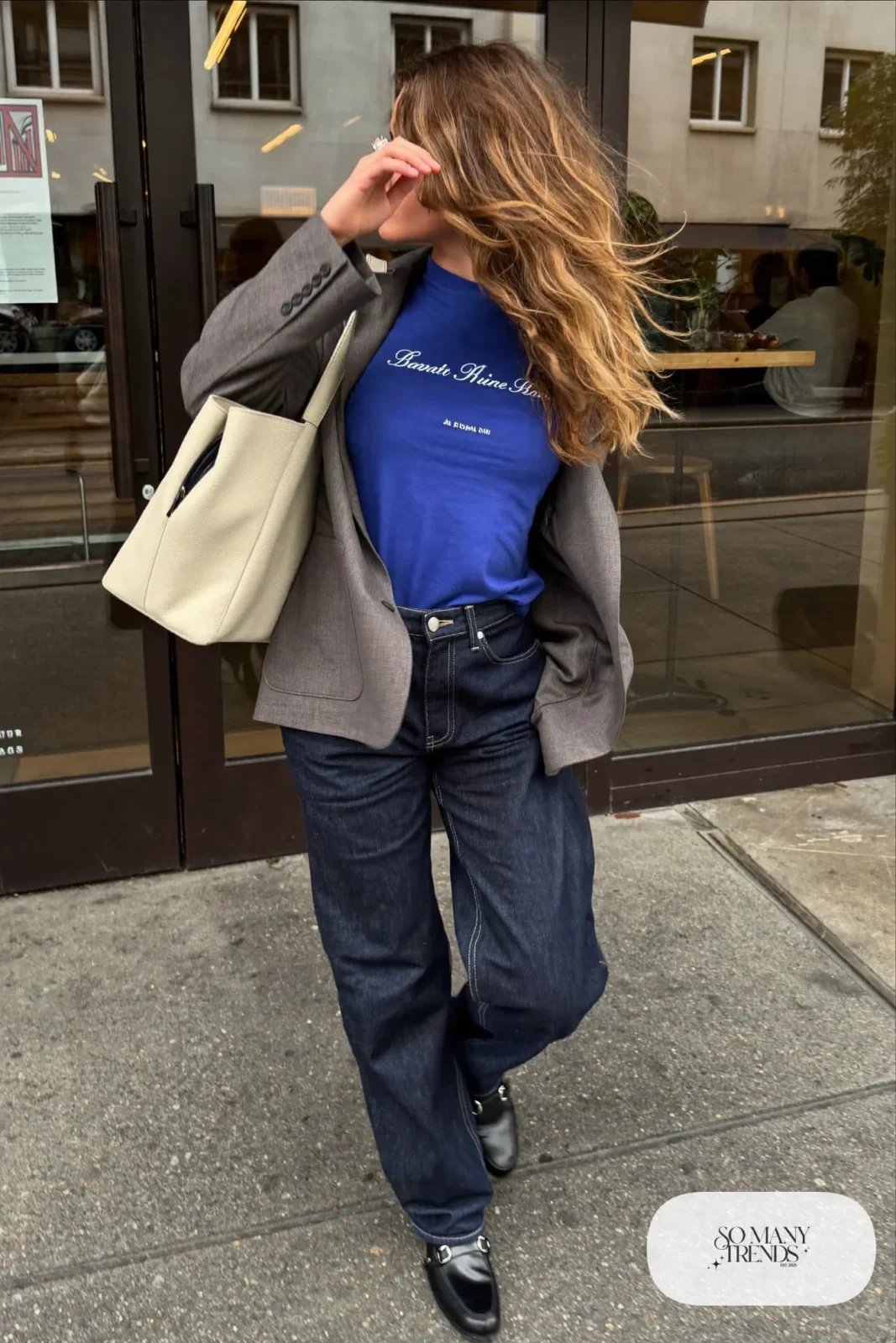 Gray relaxed blazer, cobalt blue tee, dark wide-leg jeans and black loafers, outfit 30