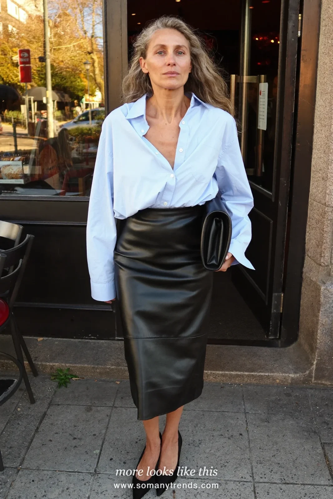 Look 17: black faux leather midi pencil skirt, oversized pale blue poplin shirt and black pointed pumps
