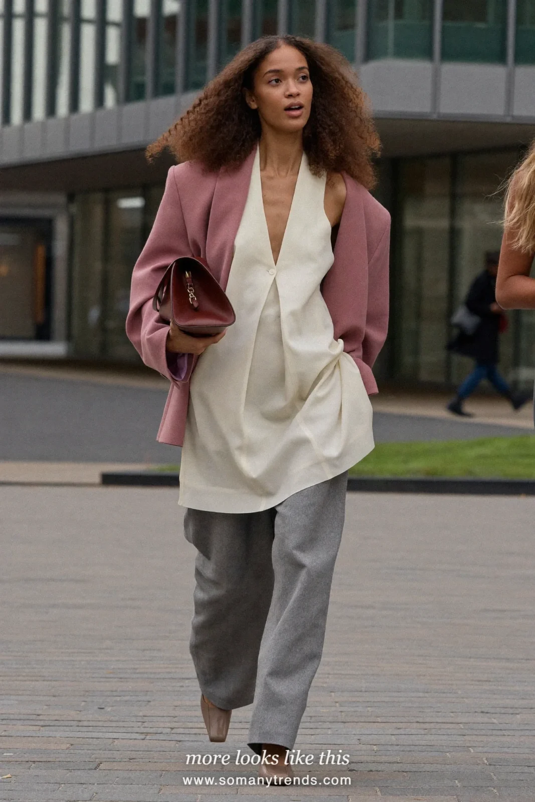 Woman in a dusty pink long blazer, ivory shell top, gray wide-leg pants and nude-toned square-toe pumps, outfit 9