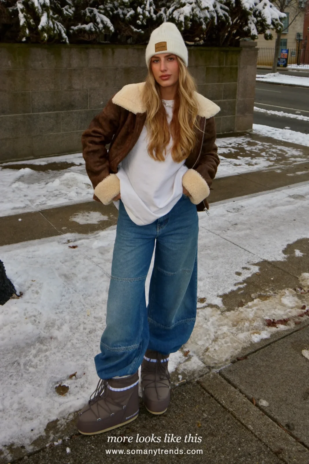 Short shearling jacket with wide jeans, moon boots and cream beanie on a snowy street, outfit 23